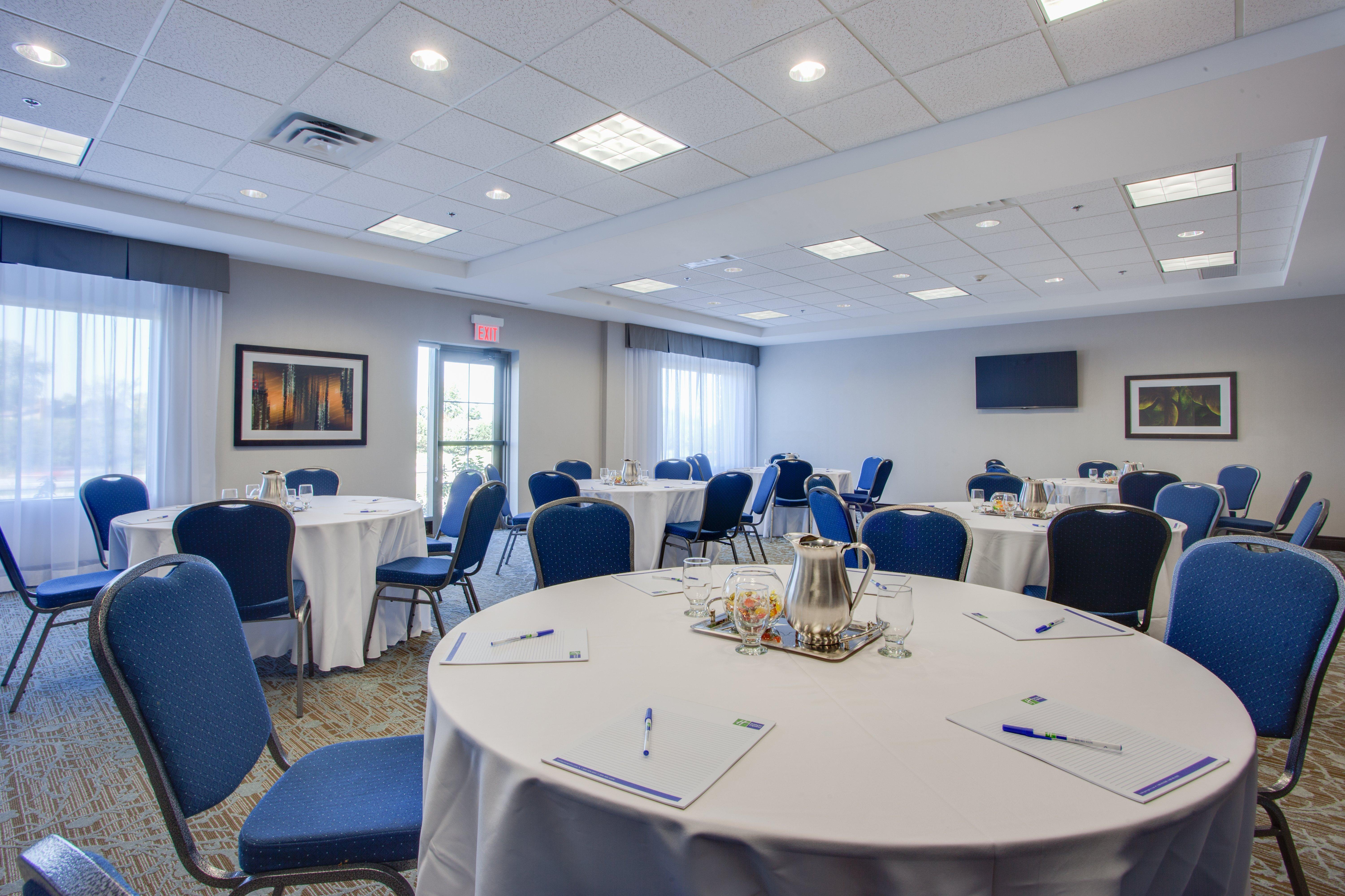 Holiday Inn Express & Suites Ottawa East-Orleans By Ihg Exterior photo